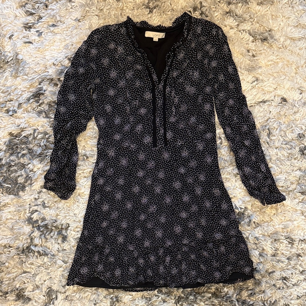 Loft size 6 Black and White Patterned Long Sleeve Dress great condition